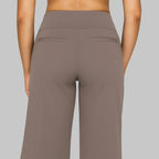 Pantalón elástico taupe visto de espaldas, con costuras y tiro alto