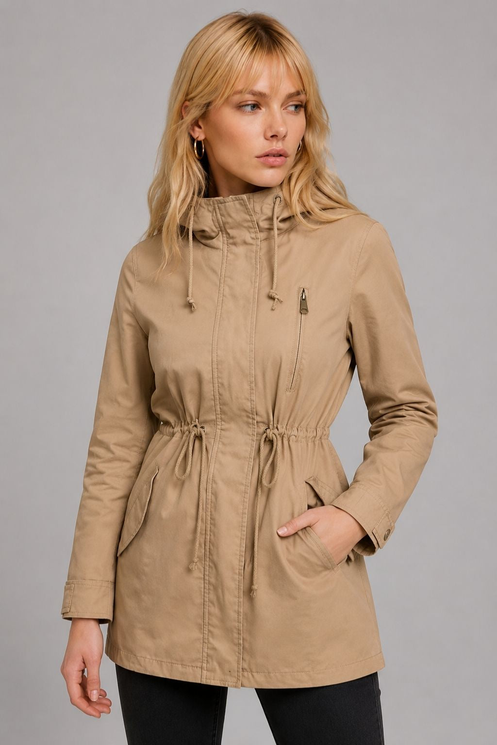 Parka larga beige con capucha, cierre frontal y cintura ajustable con cordón
