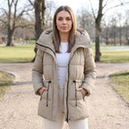 Parka larga acolchada beige de mujer con capucha y cintura ajustable, cierre frontal