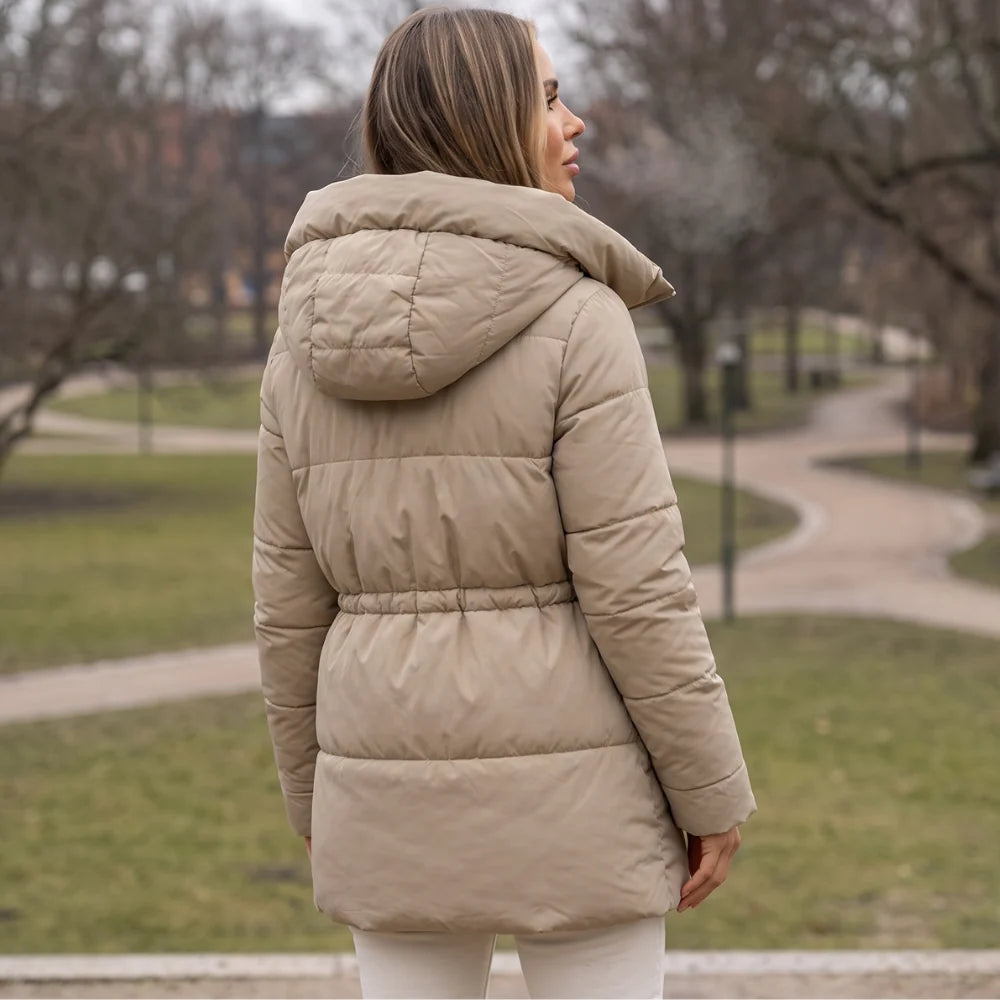 Parka larga acolchada beige de mujer vista trasera con capucha y cintura ajustable