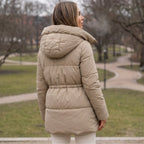 Parka larga acolchada beige de mujer vista trasera con capucha y cintura ajustable