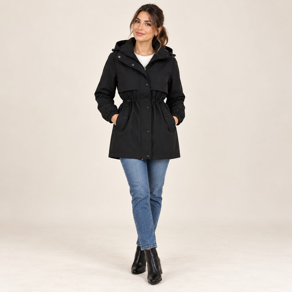 Parka negra con capucha, cintura entallada con cordón y bolsillos frontales con botones