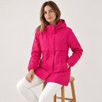 Parka fucsia con capucha y cintura ajustable, cierre frontal y botones a presión