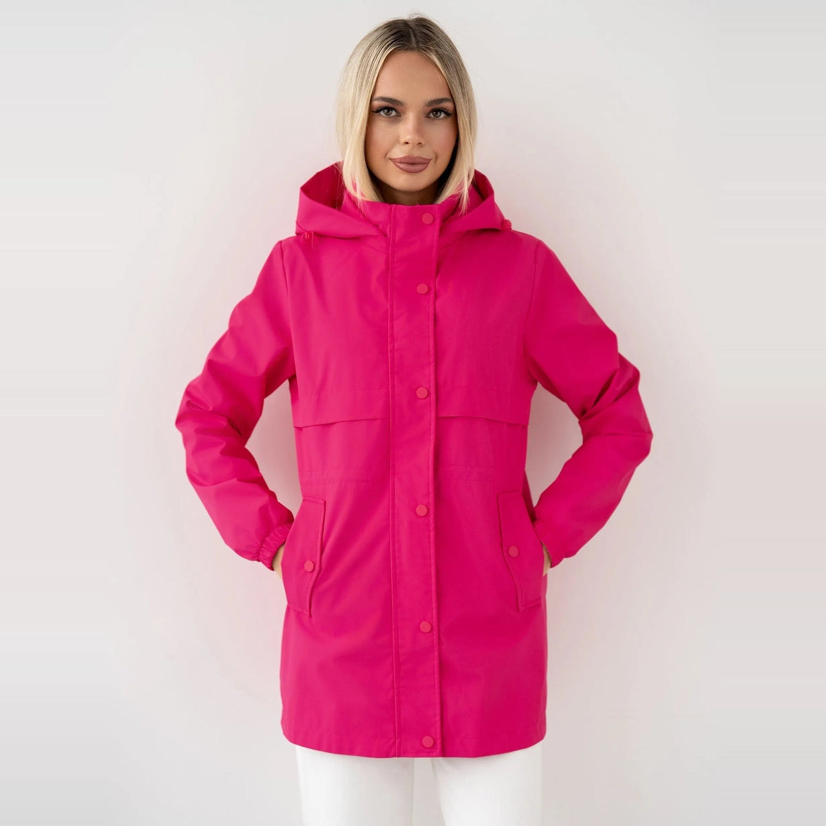 Parka fucsia con capucha, bolsillos delanteros y cintura ajustable con cierre