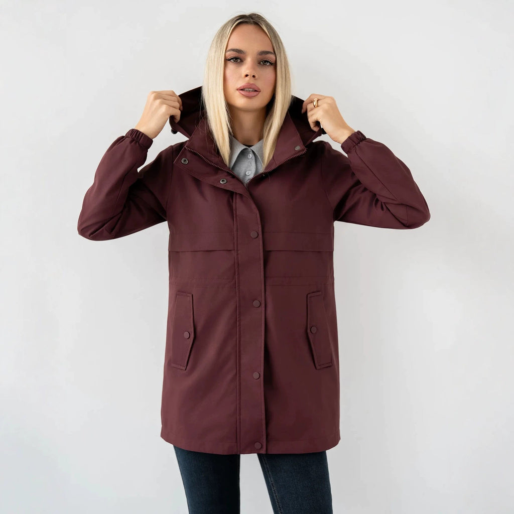 Parka burdeos con capucha, cintura fruncida ajustable y bolsillos frontales con botones