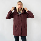 Parka burdeos con capucha, cintura fruncida ajustable y bolsillos frontales con botones