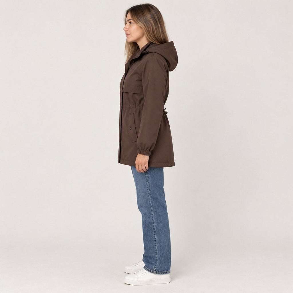 Parka marrón con capucha y bolsillos, cintura fruncida ajustable y puños con elástico