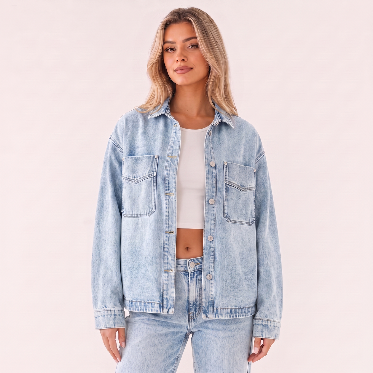 Sobrecamisa vaquera oversize azul lavado con bolsillos delanteros y botones