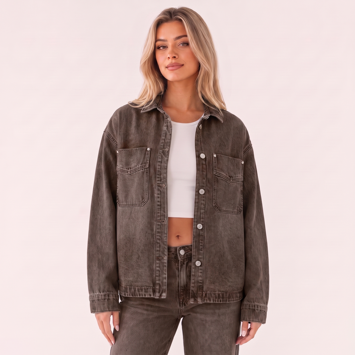 Sobrecamisa vaquera oversize marrón oscuro con bolsillos delanteros y botones