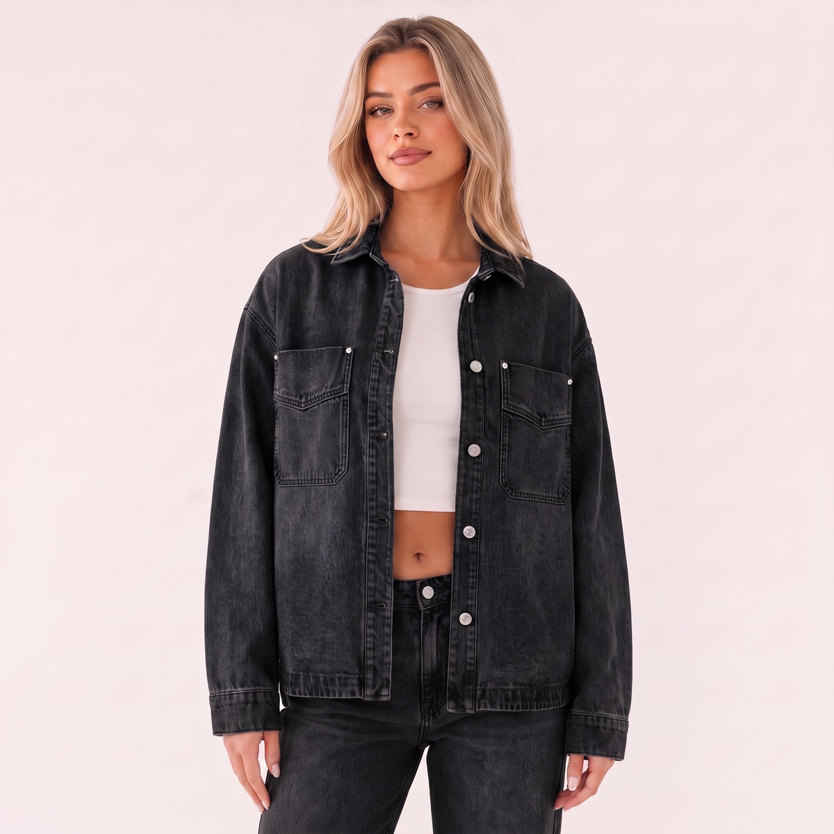 Sobrecamisa vaquera oversize negra con bolsillos delanteros y botones a presión