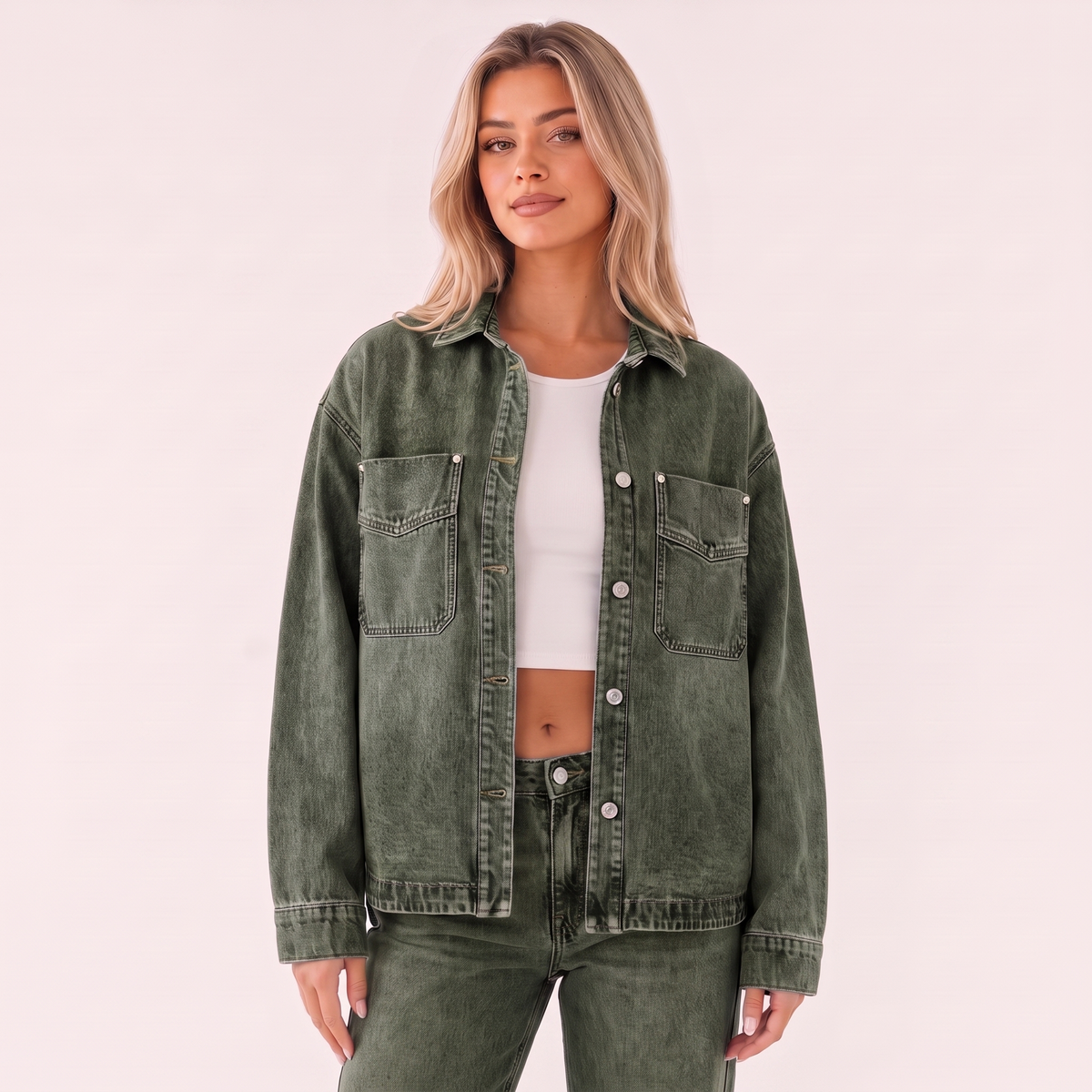 Sobrecamisa vaquera oversize verde oliva con bolsillos delanteros y botones a presión