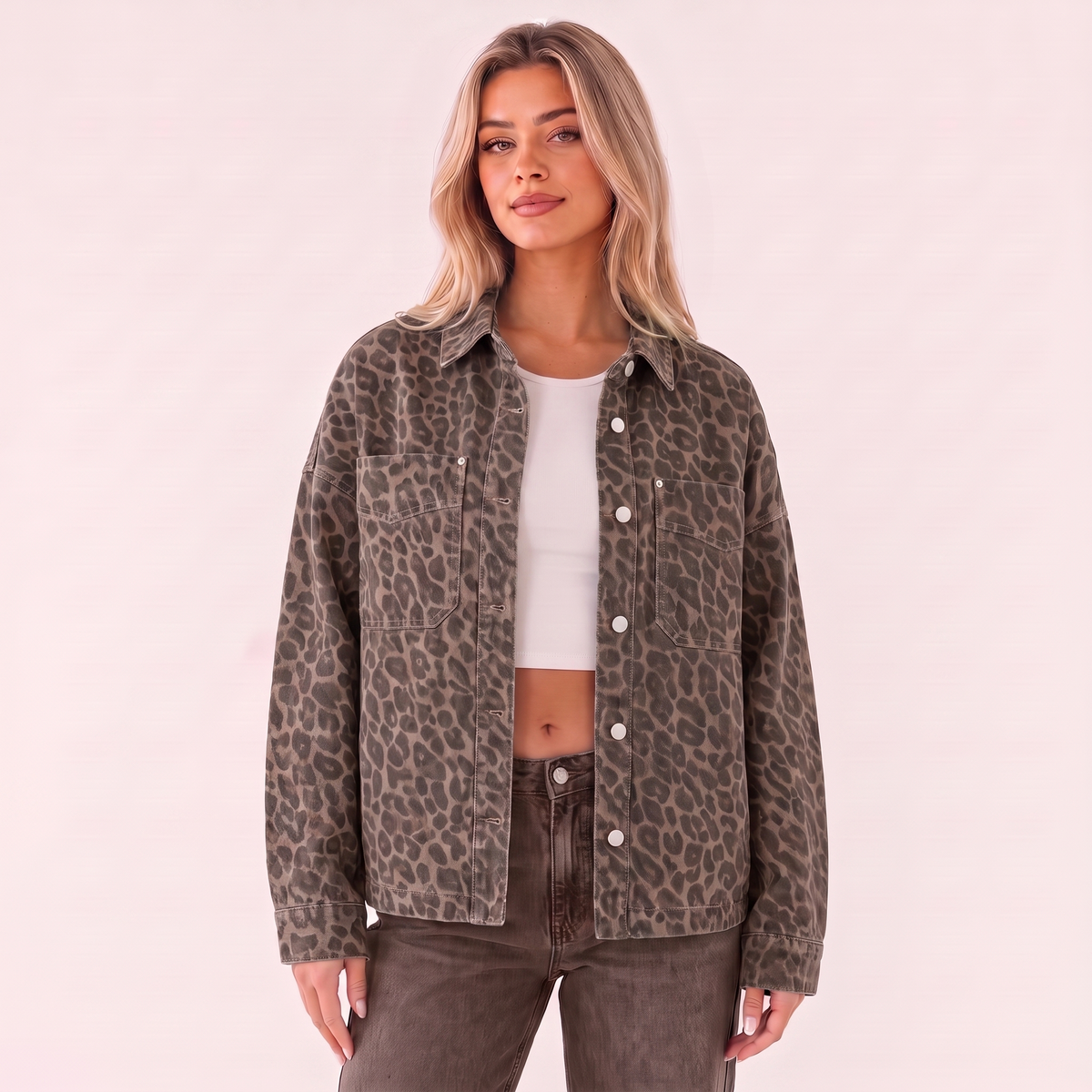Sobrecamisa vaquera oversize con estampado leopardo y bolsillos delanteros con botones