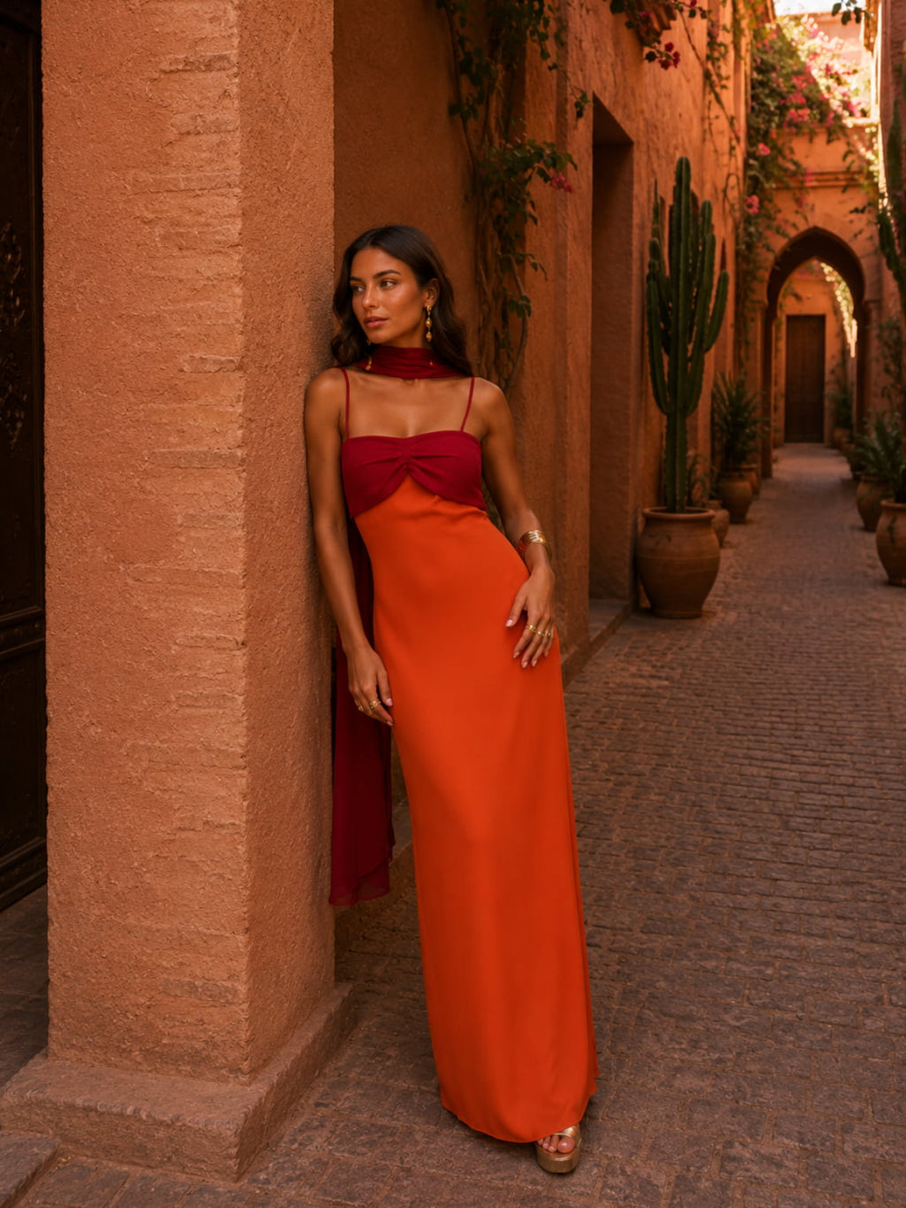 Vestido Bicolor Drapeado de Corte Amplio 7
