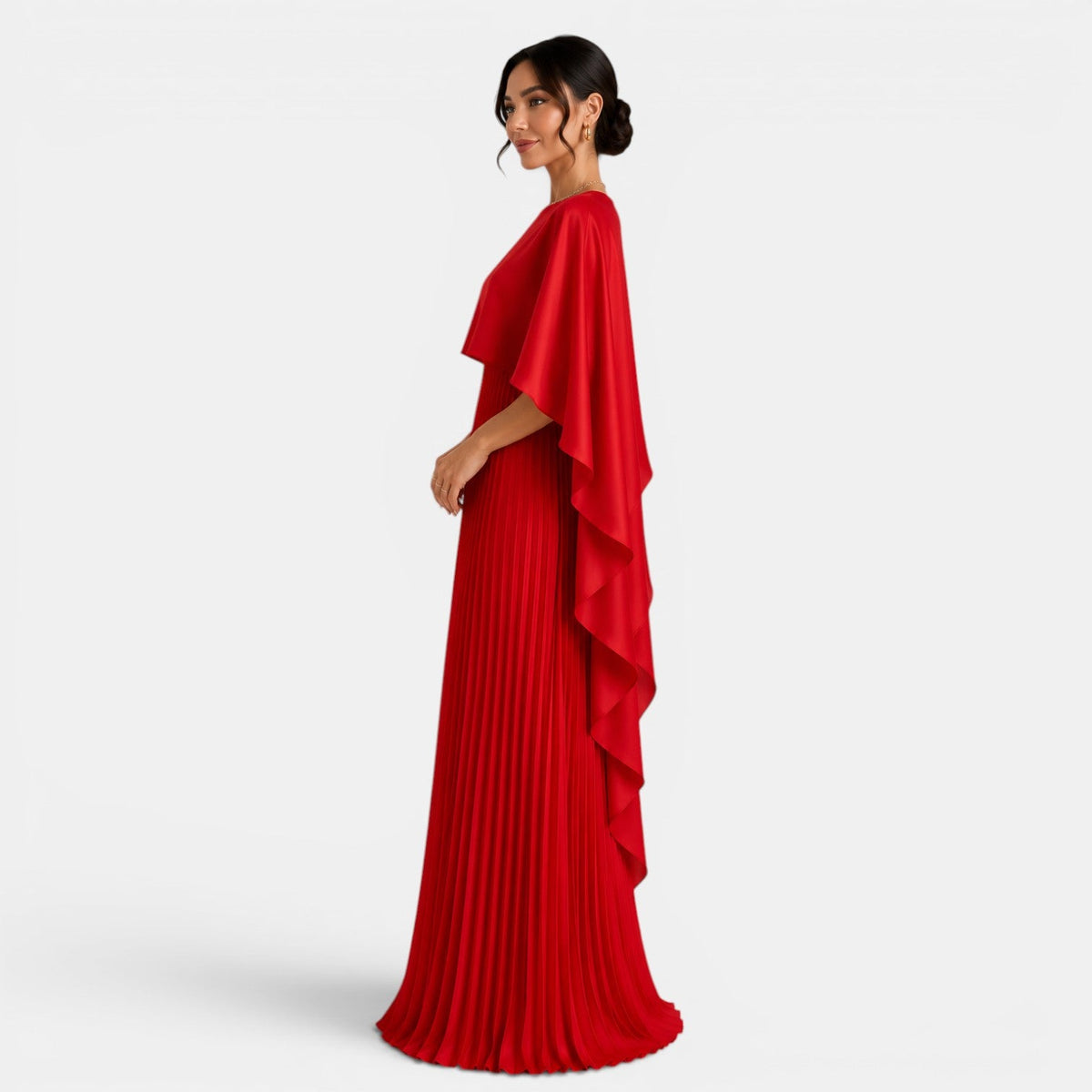 Vestido largo rojo plisado con capa fluida asimétrica, vista lateral.