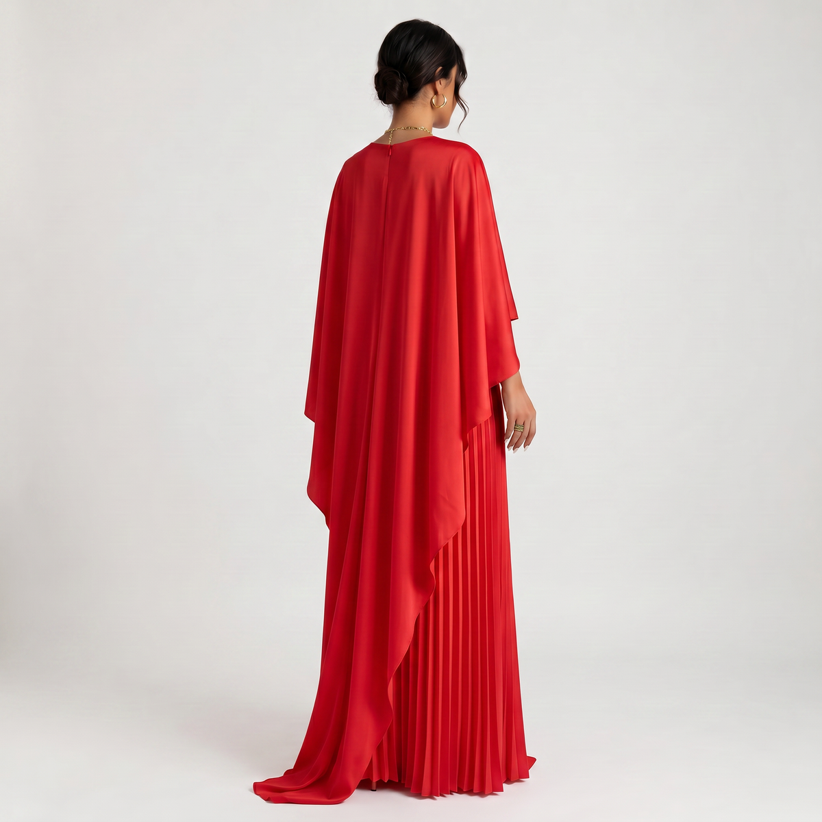 Vestido largo rojo con capa asimétrica hasta el suelo, vista posterior.