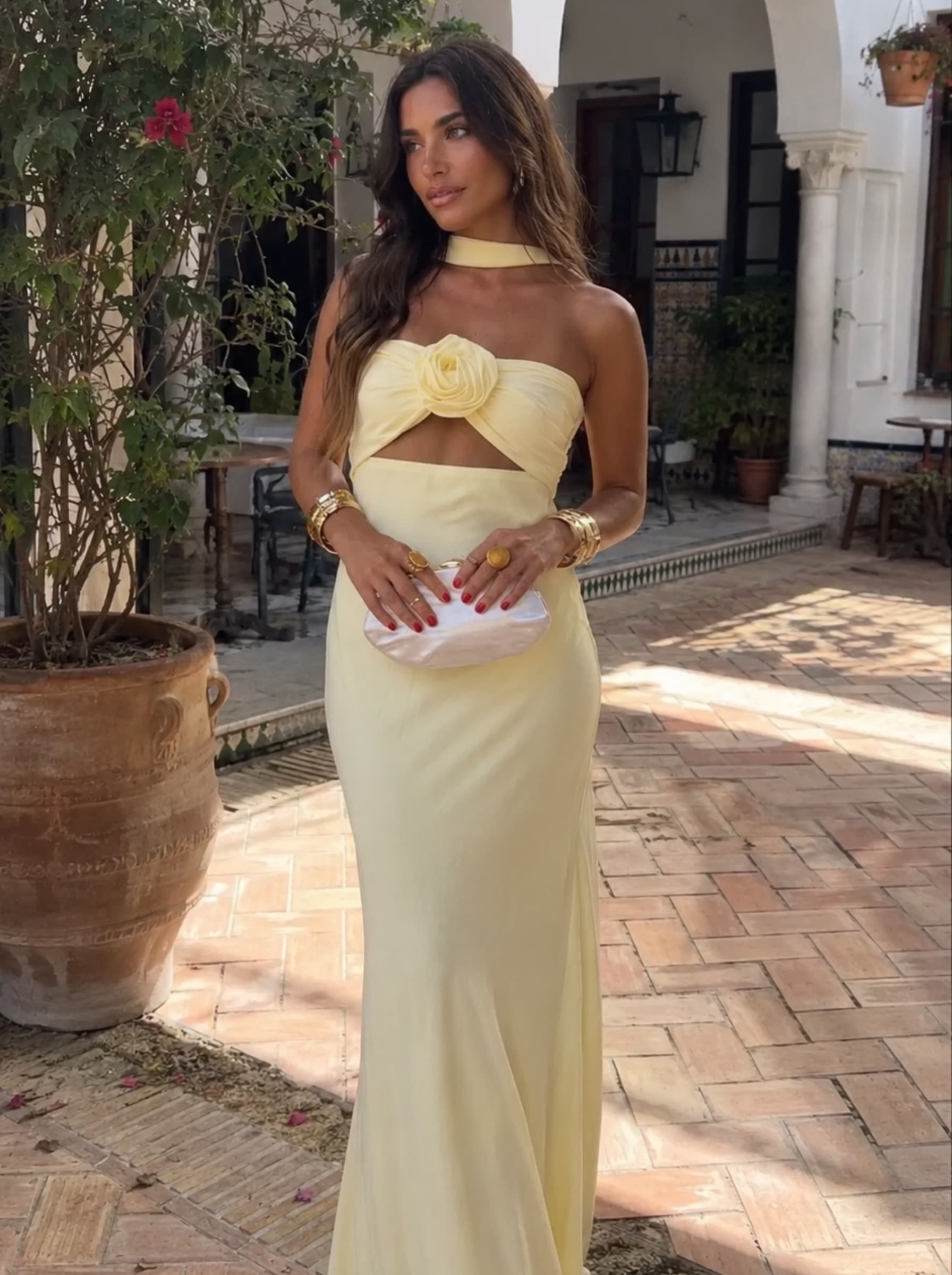 Vestido Largo Halter con Detalle de Rosa y Falda Fluida 0