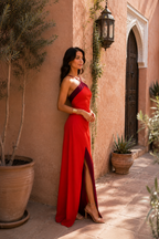 Vestido largo rojo con tirantes halter y diseño cruzado, abertura lateral en un costado.