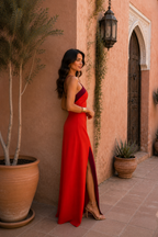 Vestido largo rojo halter con diseño cruzado y abertura lateral, vista 3/4.