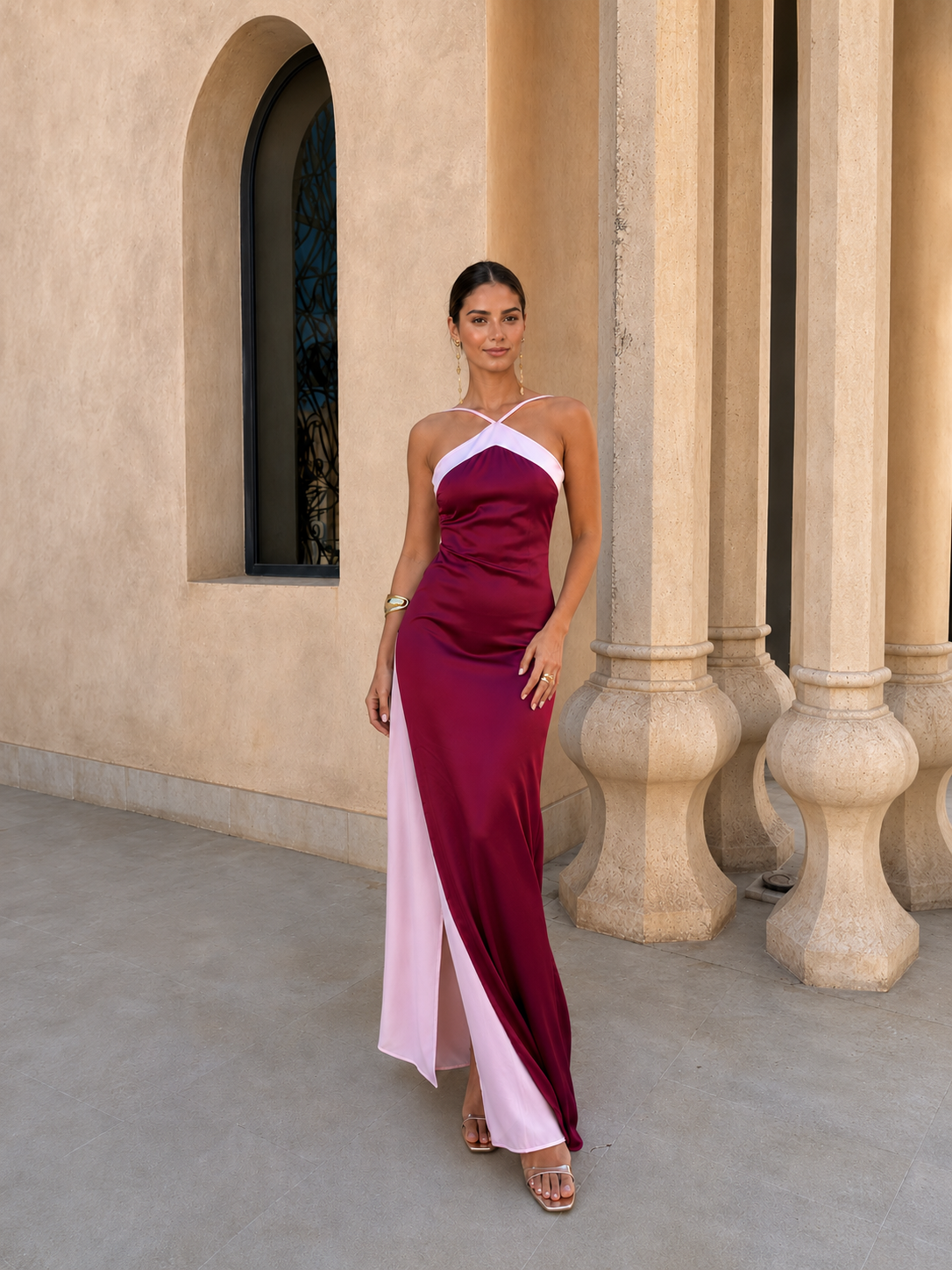 Vestido largo satinado vino con escote cruzado y abertura frontal, tiras al hombro