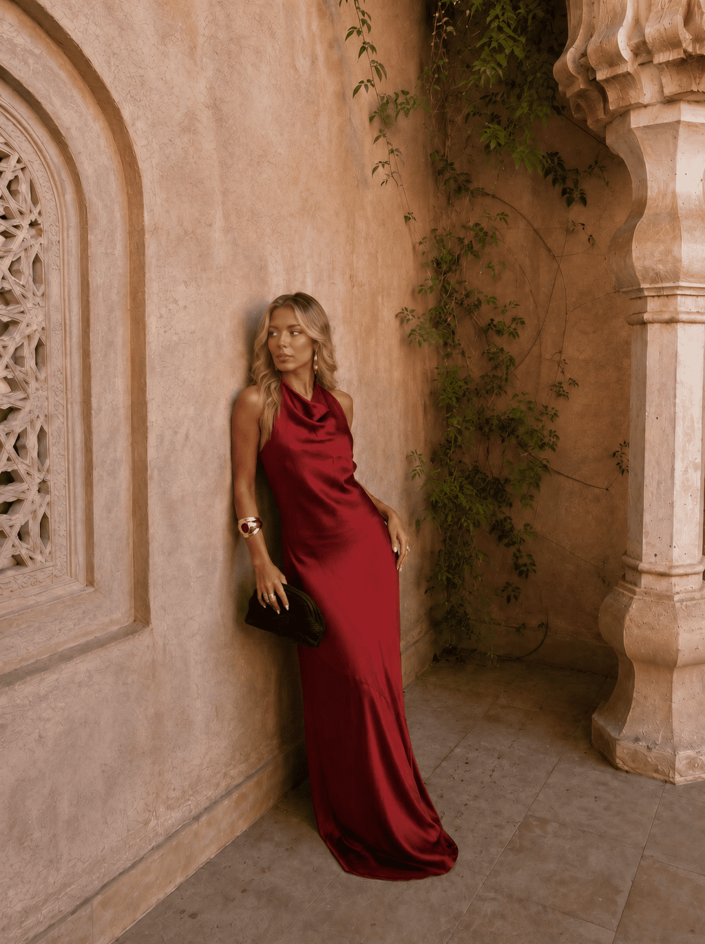 Vestido Largo Satinado con Escote Drapeado 1