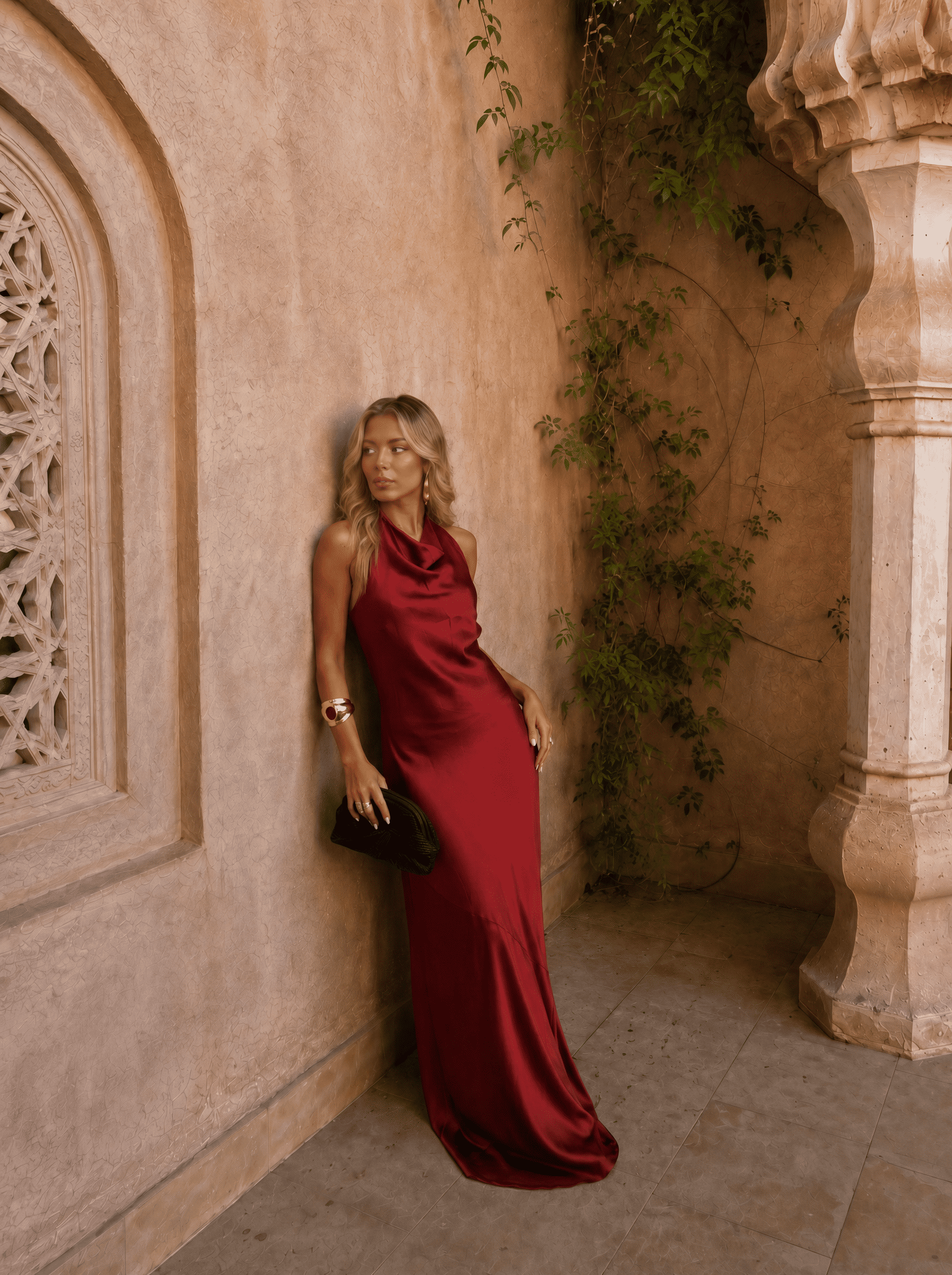 Vestido Largo Satinado con Escote Drapeado 1