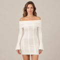 Vestido mini blanco de punto trenzado, vista frontal, con escote caído y mangas acampanadas