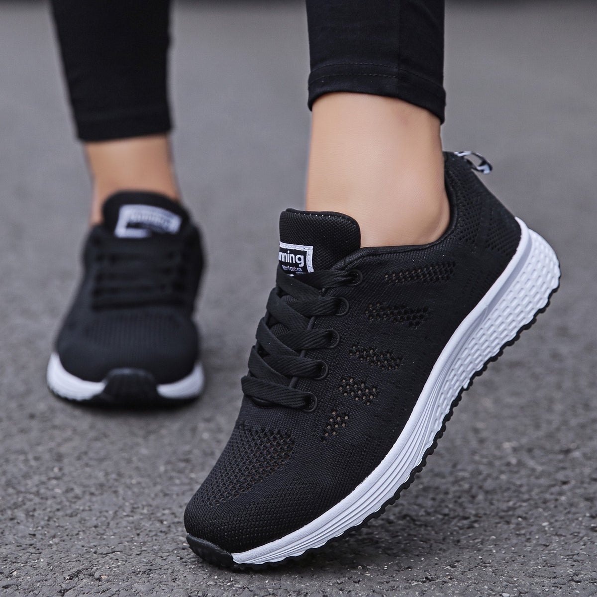 Zapatillas transpirables negras con cordones y suela acolchada blanca
