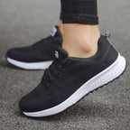 Zapatillas transpirables negras de malla con cordones y suela acolchada