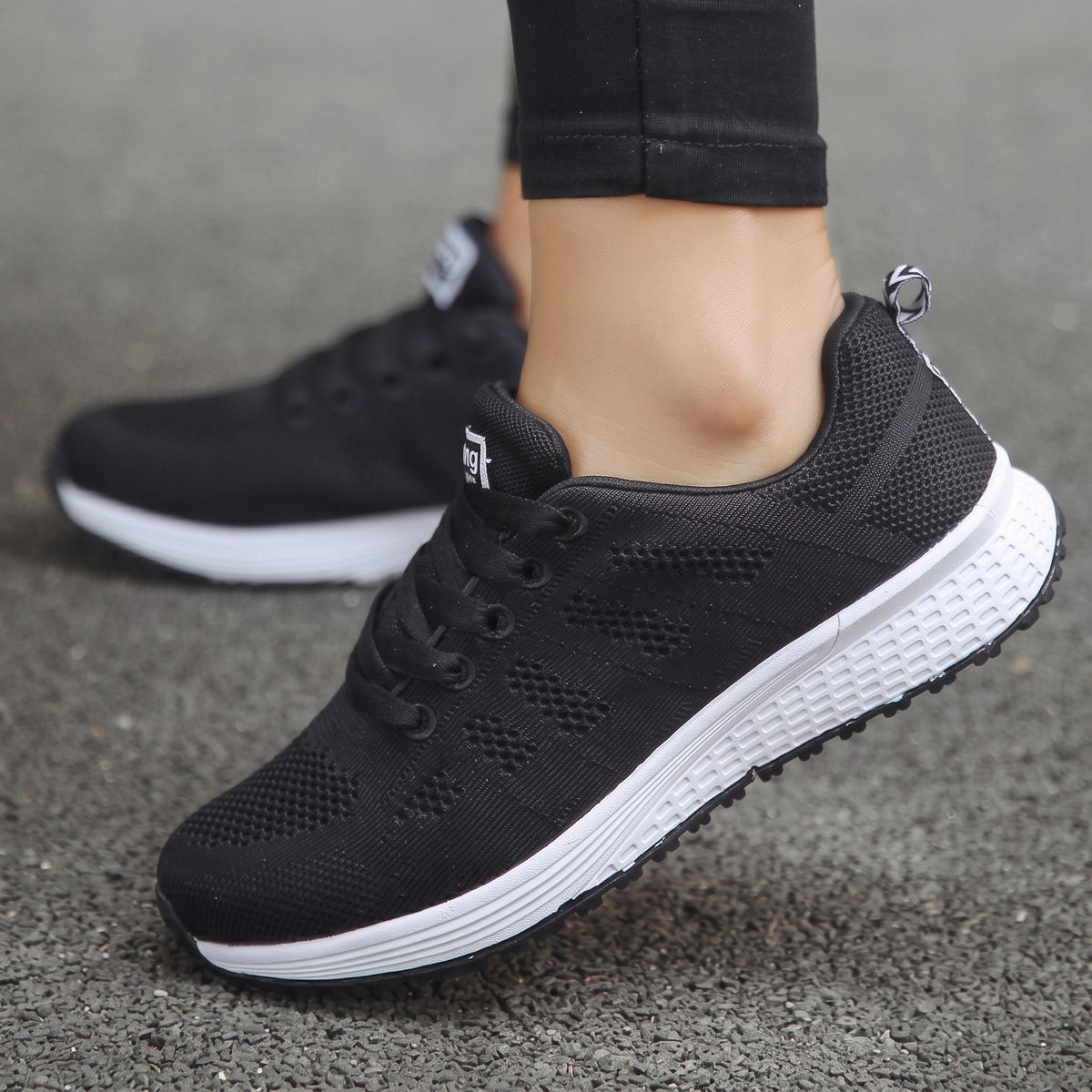 Zapatillas transpirables negras de malla con cordones y suela acolchada
