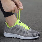 Zapatilla transpirables gris con cordones verde neón y suela acolchada blanca