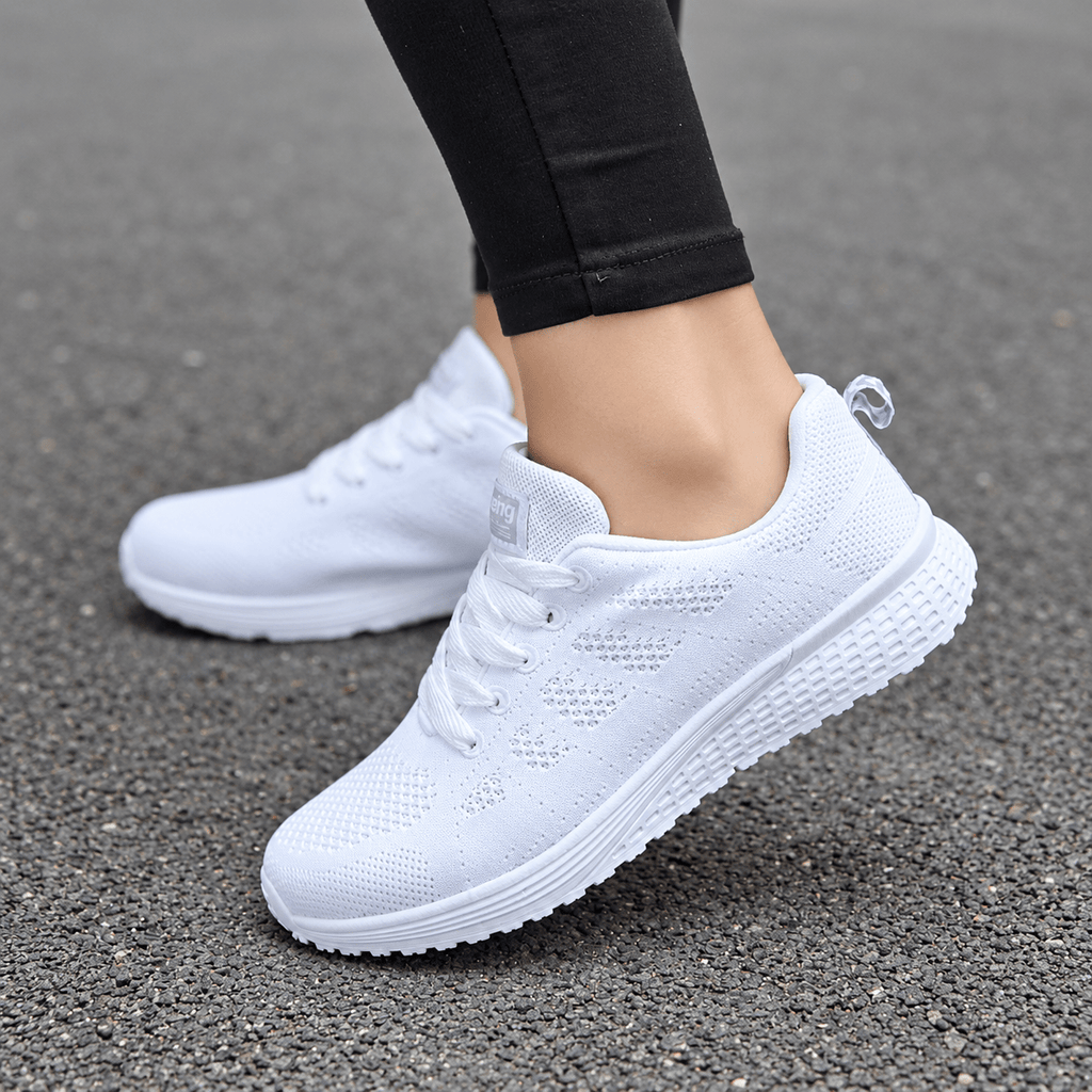 Zapatillas transpirables blancas de malla, cordones y suela acolchada