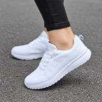 Zapatillas transpirables blancas de malla, cordones y suela acolchada