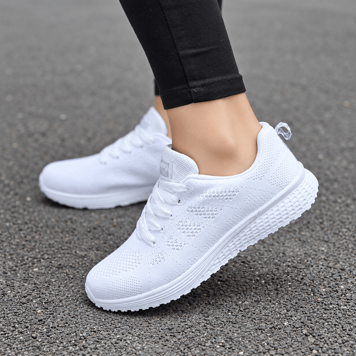 Zapatillas transpirables blancas de malla, cordones y suela acolchada