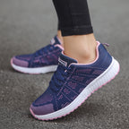 Zapatillas transpirables azul marino con cordones y suela acolchada texturizada