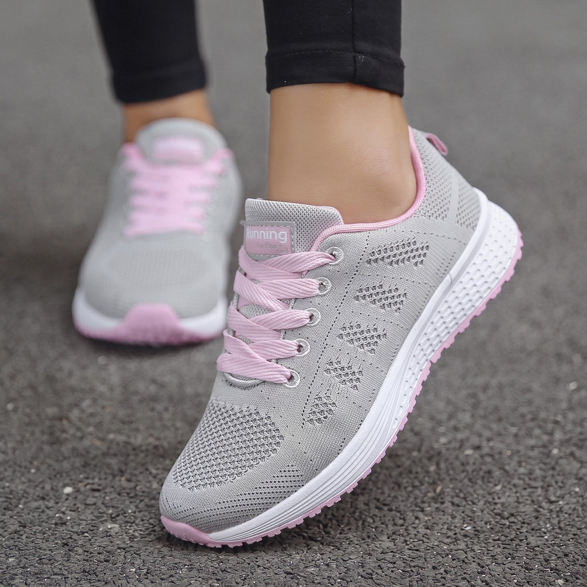 Zapatillas transpirables grises claras con cordones y suela acolchada blanca