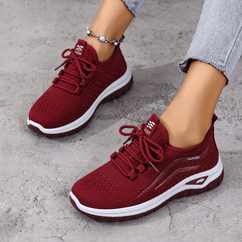Zapatillas granates con cordones y suela acolchada blanca, vista en ángulo