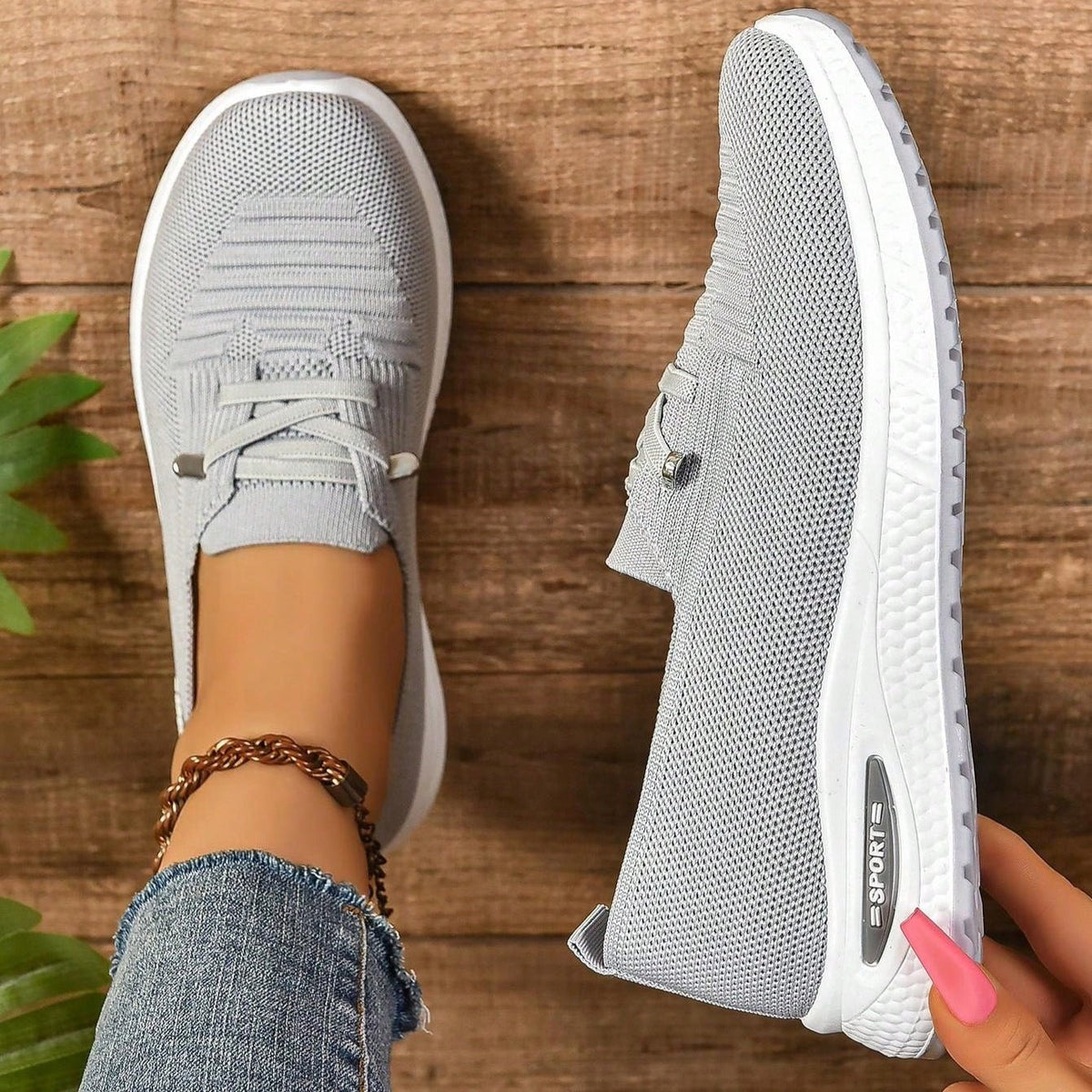 Zapatillas grises sin cordones, tejido transpirable y suela blanca con detalles negros