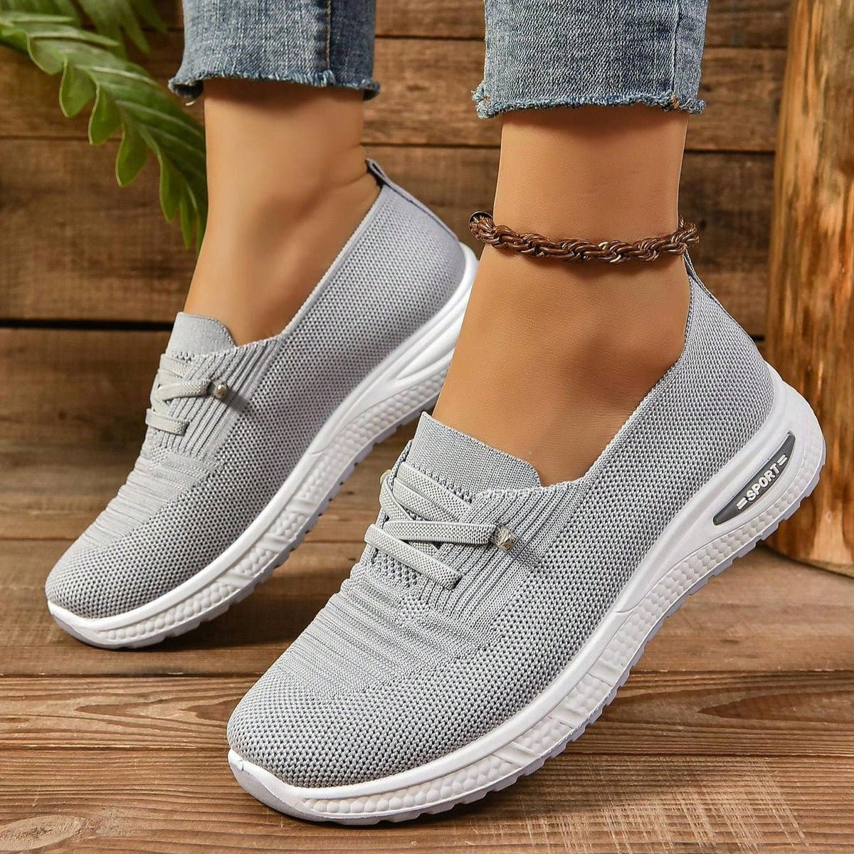Zapatillas grises sin cordones con cierre elástico y suela blanca antideslizante