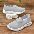 Zapatillas grises sin cordones con suela blanca y tejido de malla, vistas frontal y trasera