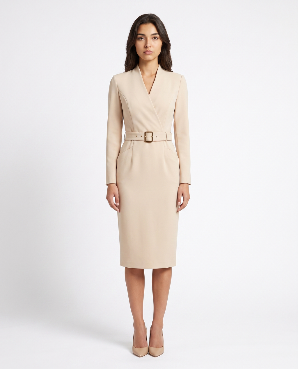 Beige midi-kruisjurk met lange mouwen, V-hals en ceintuur met gespsluiting.