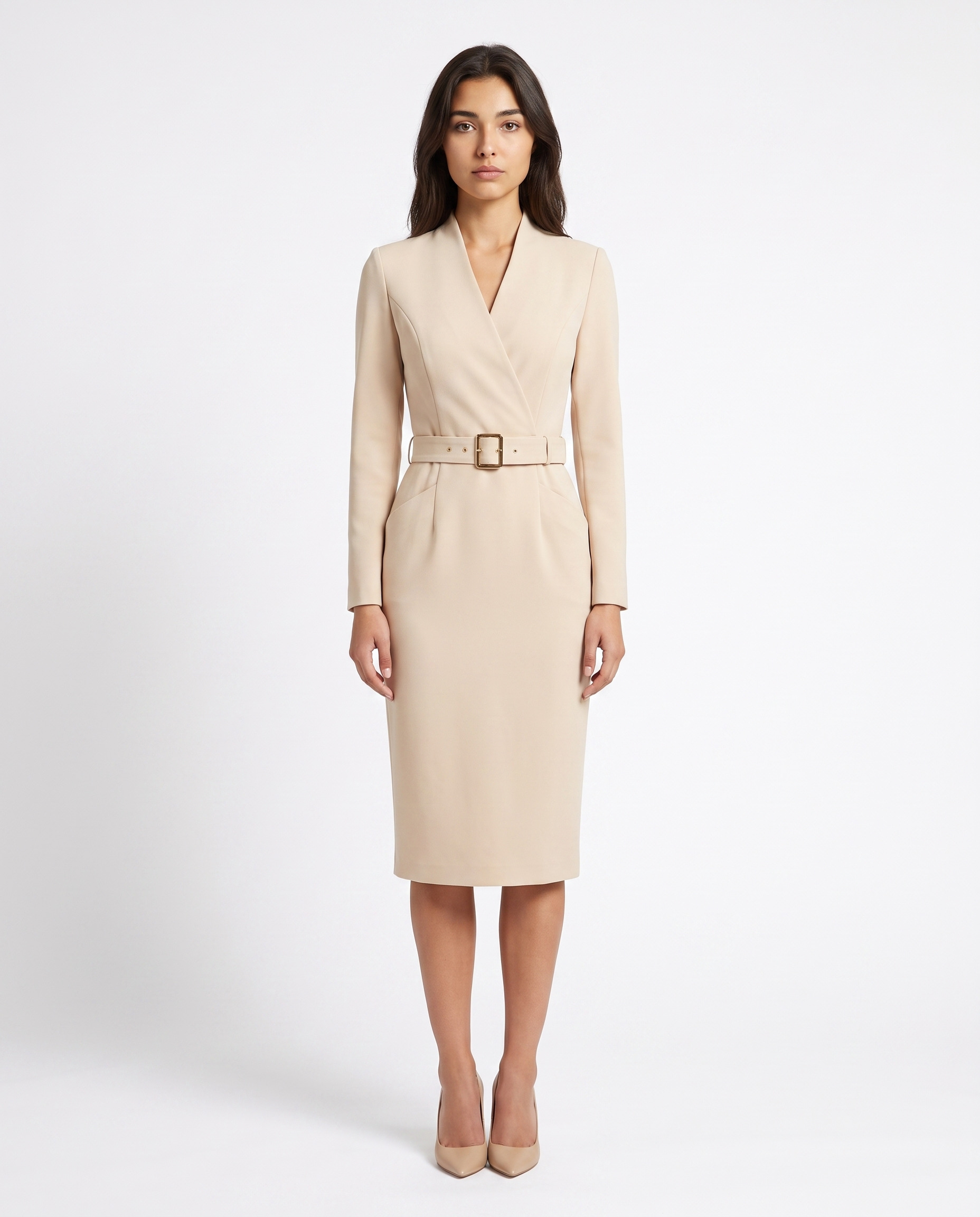 Beige midi-kruisjurk met lange mouwen, V-hals en ceintuur met gespsluiting.