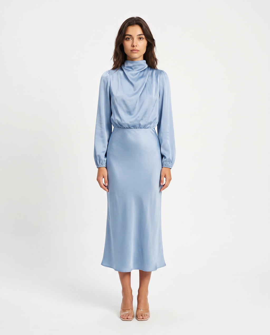 Lichtblauwe satijnen midi-jurk met lange mouwen en drapering bij de hals.