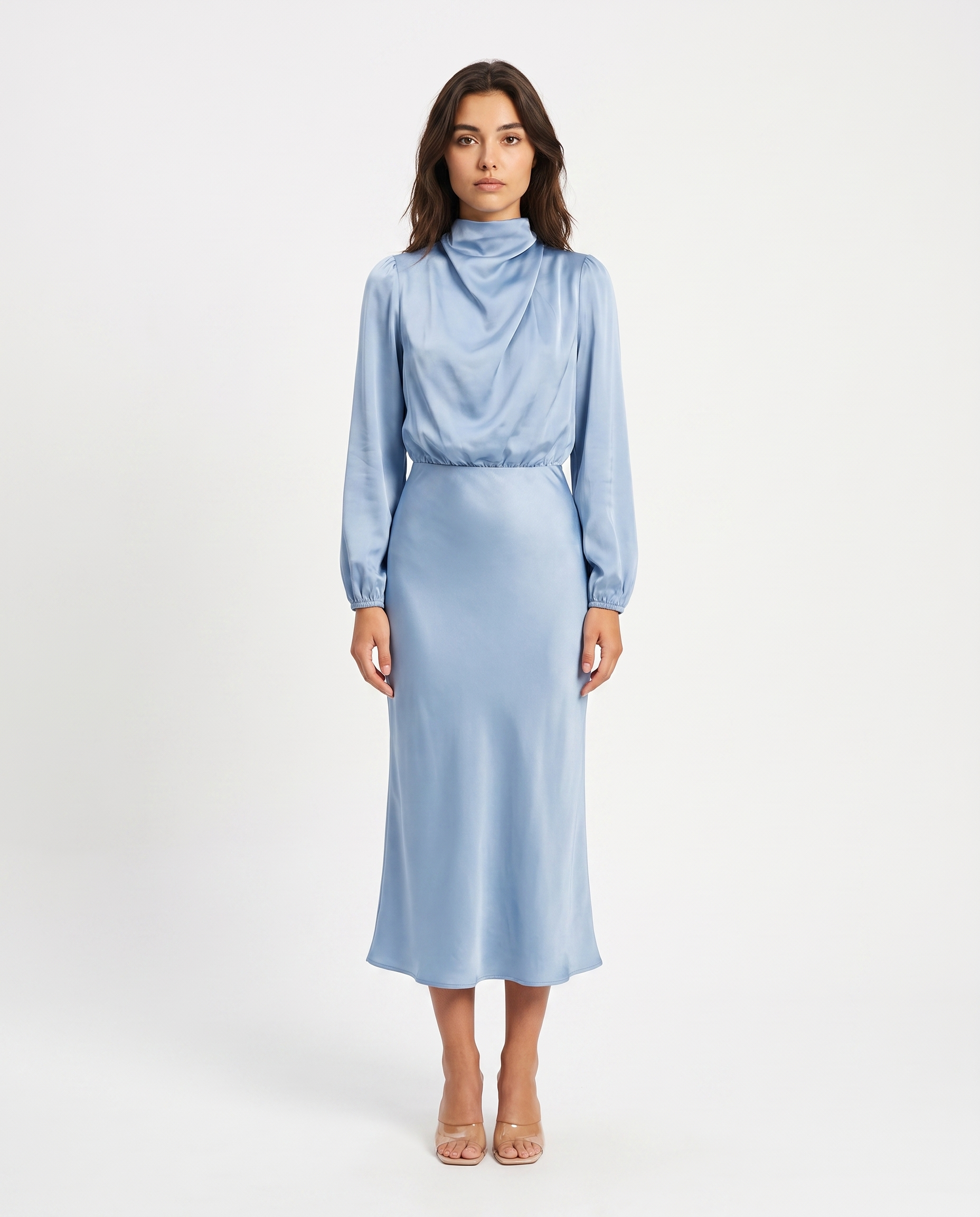 Lichtblauwe satijnen midi-jurk met lange mouwen en drapering bij de hals.