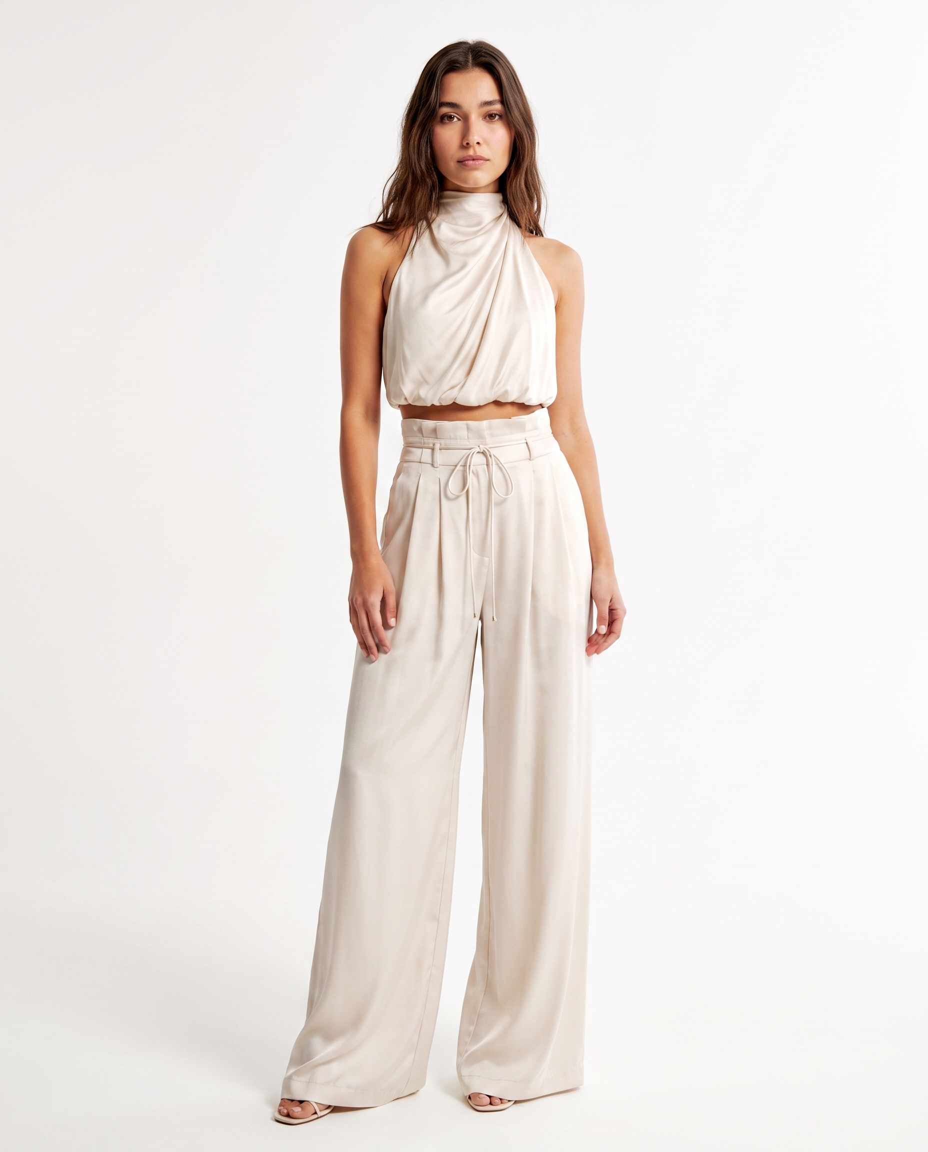 Witte dames jumpsuit met halterhals en wijde pijpen, strikceintuur en knoopsluiting