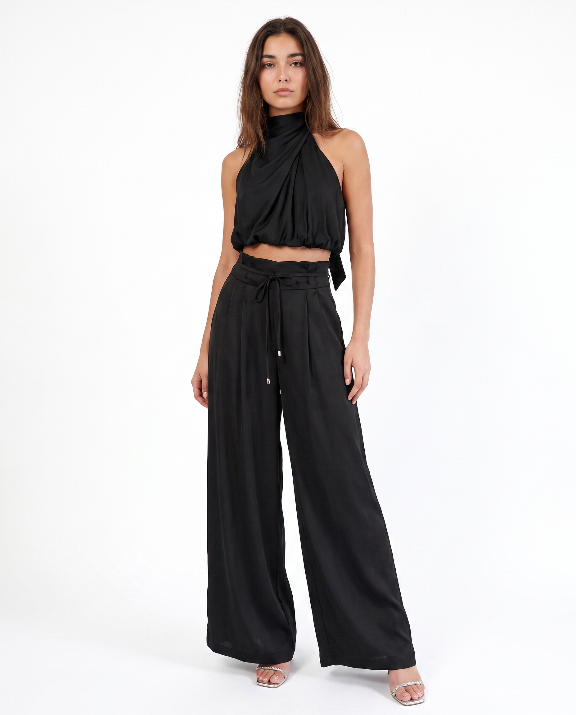 Zwarte dames jumpsuit met halterhals, wijde pijpen en strikceintuur met knopen