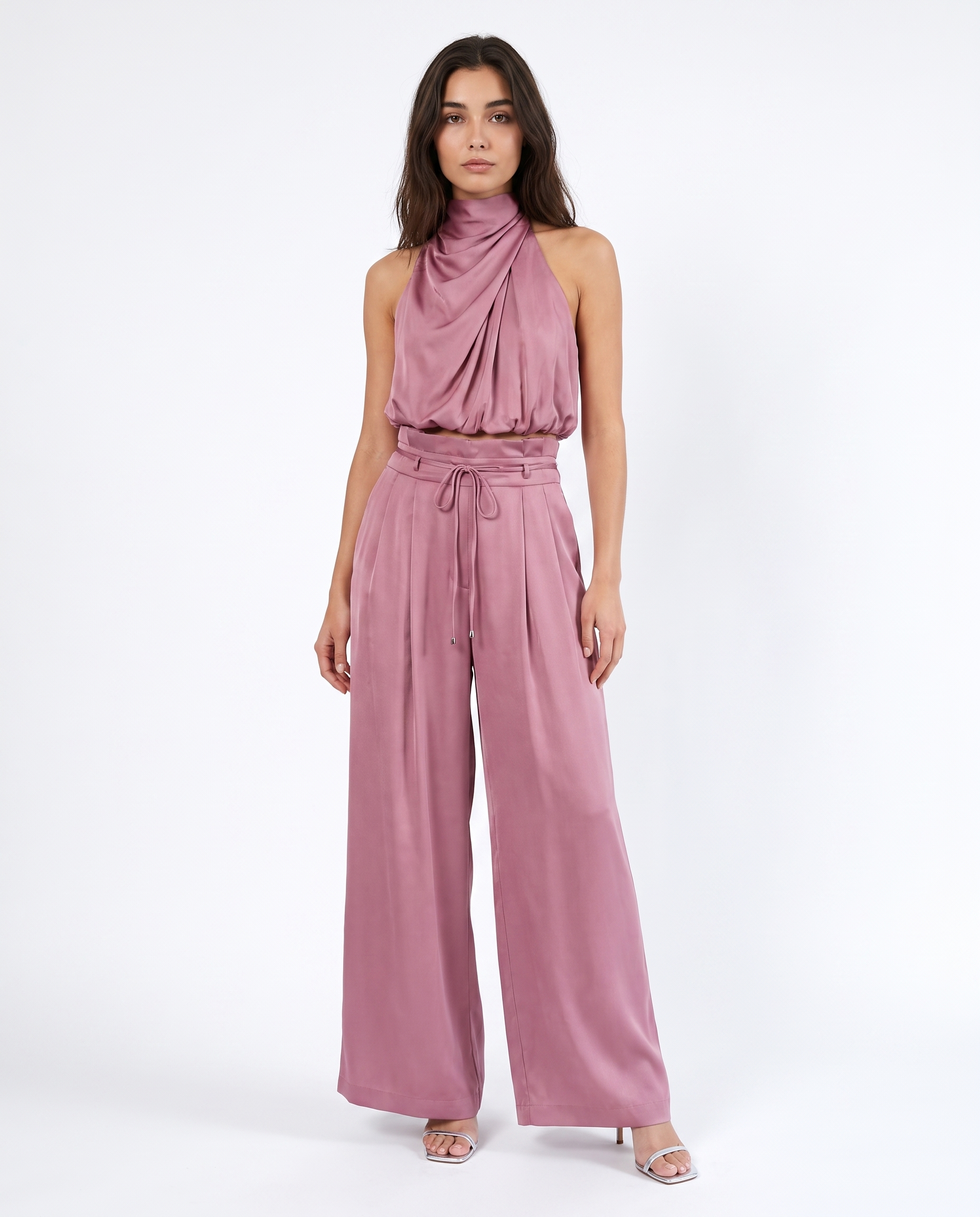 Roze dames jumpsuit met halterhals, wijde pijpen en strikceintuur