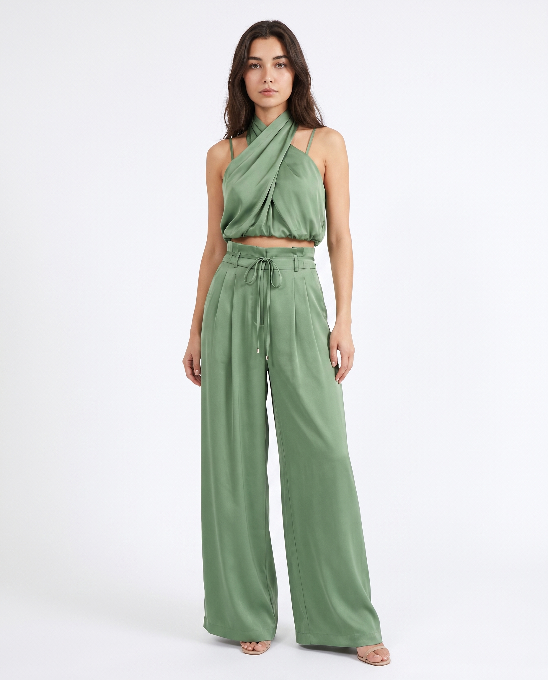 Mintgroene dames jumpsuit met halterhals, wijde pijpen en strikceintuur