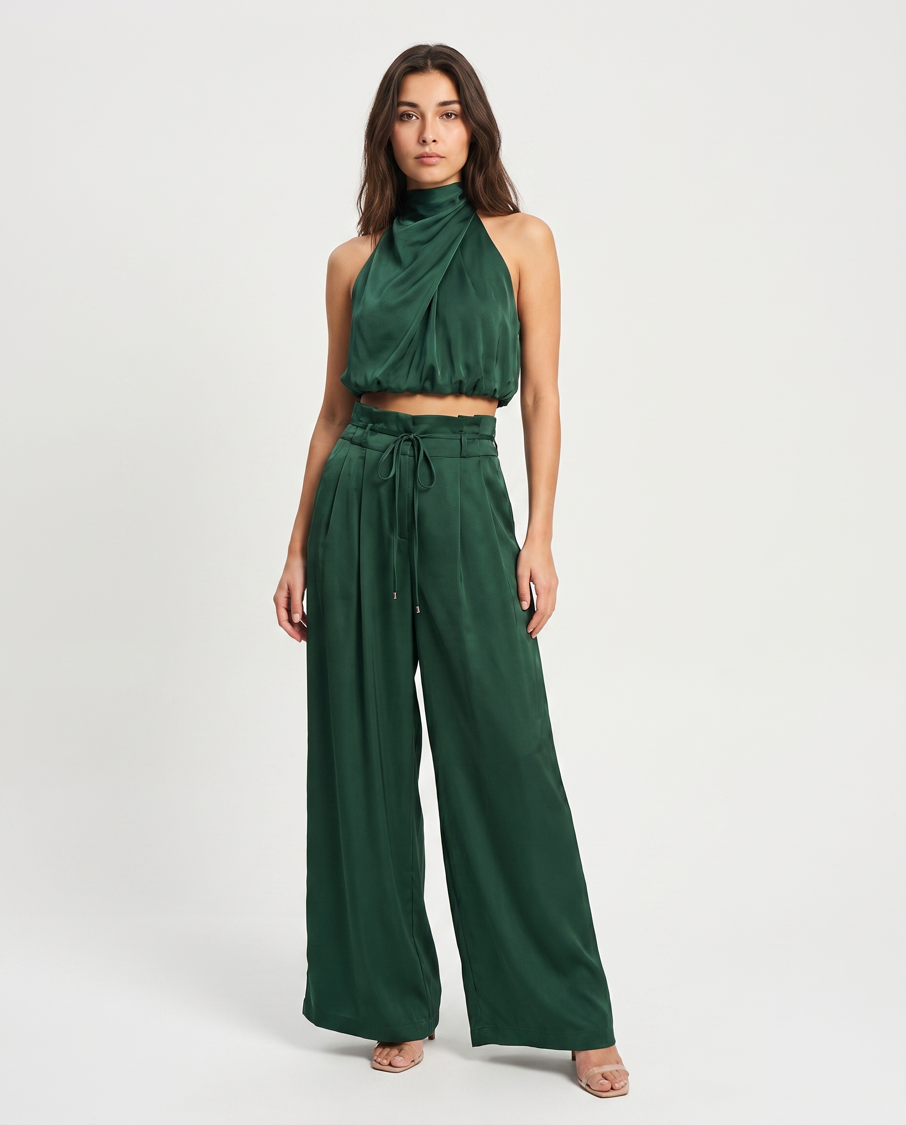 Donkergroene dames jumpsuit met hoge halterhals, wijde pijpen en strikceintuur