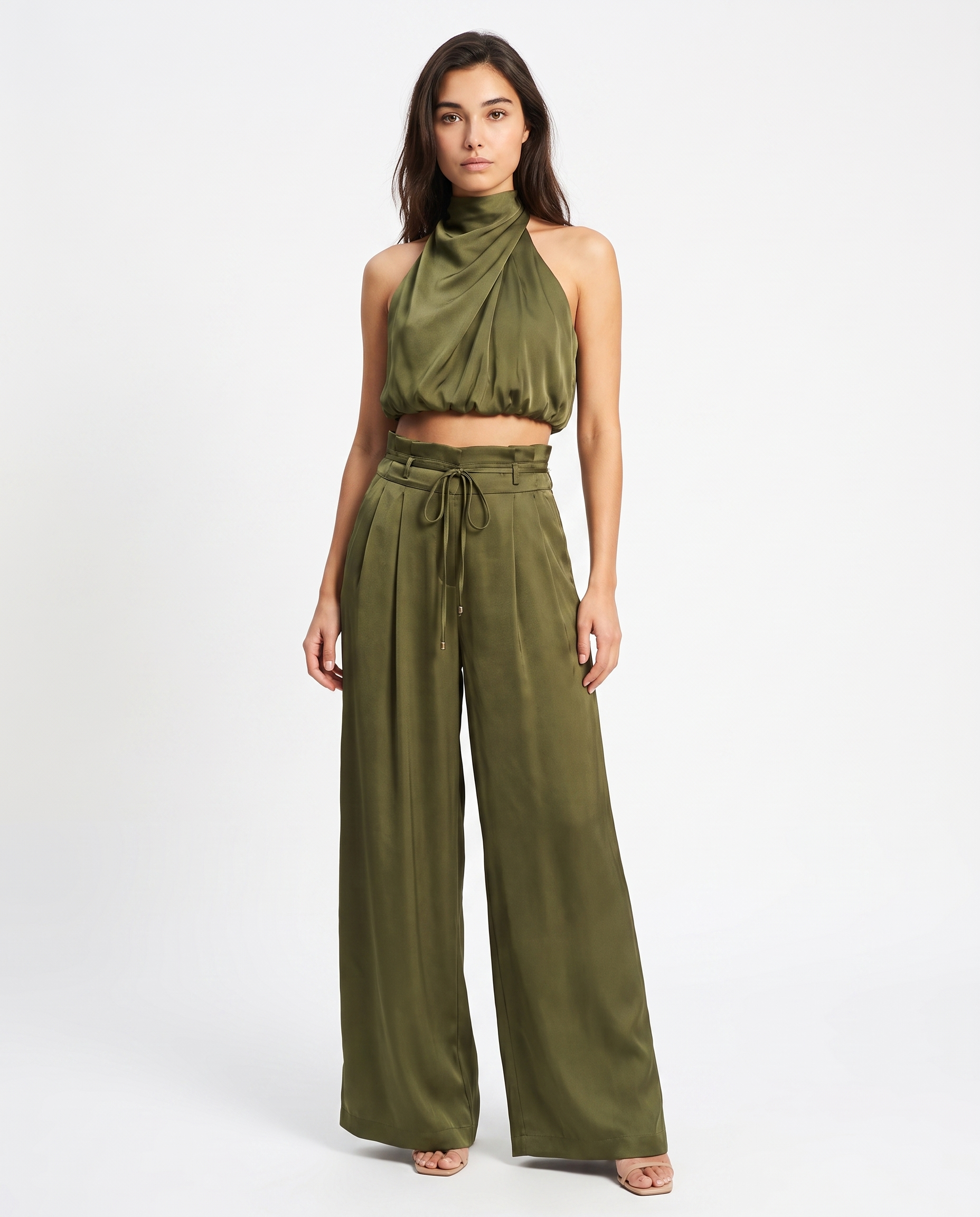 Olijfgroene dames jumpsuit met halterhals, wijde pijpen en strikceintuur