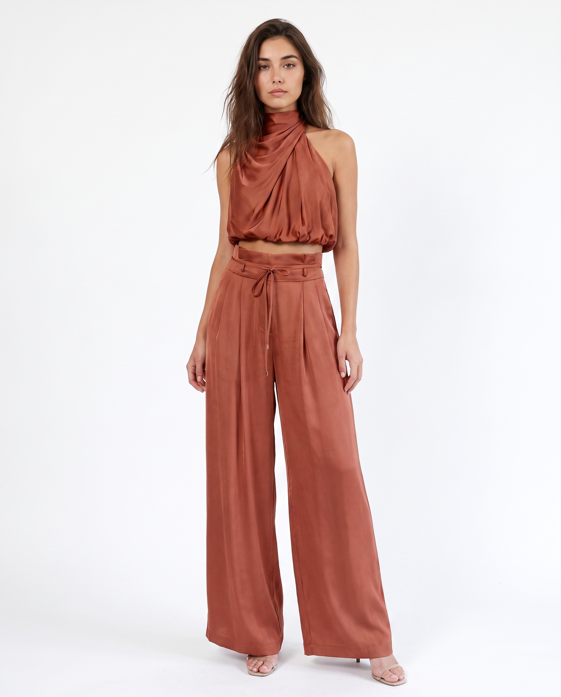 Roestbruine dames jumpsuit met halterhals, wijde pijpen en strikceintuur
